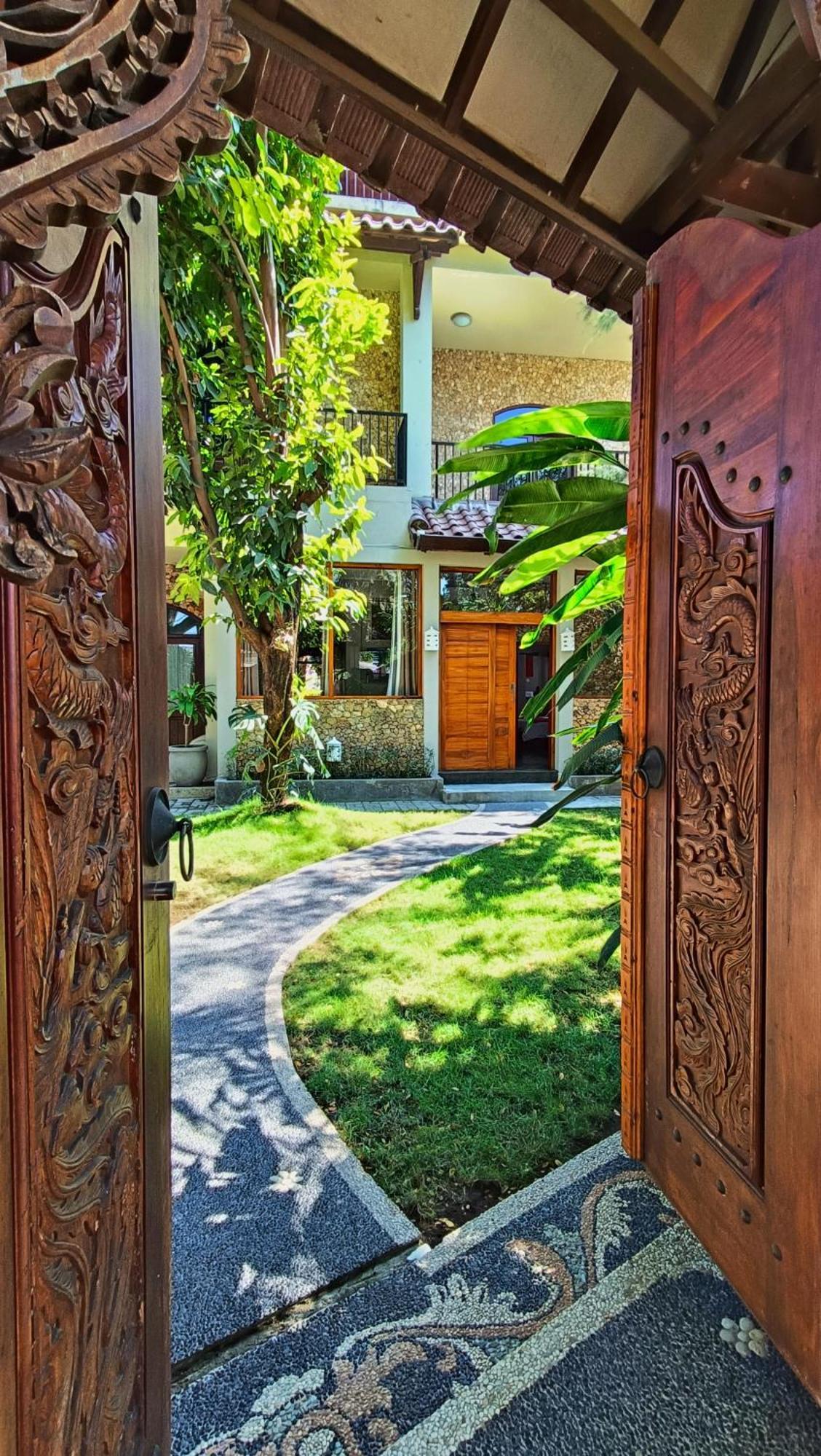 Отель Dalai Tropical Kuta  Экстерьер фото