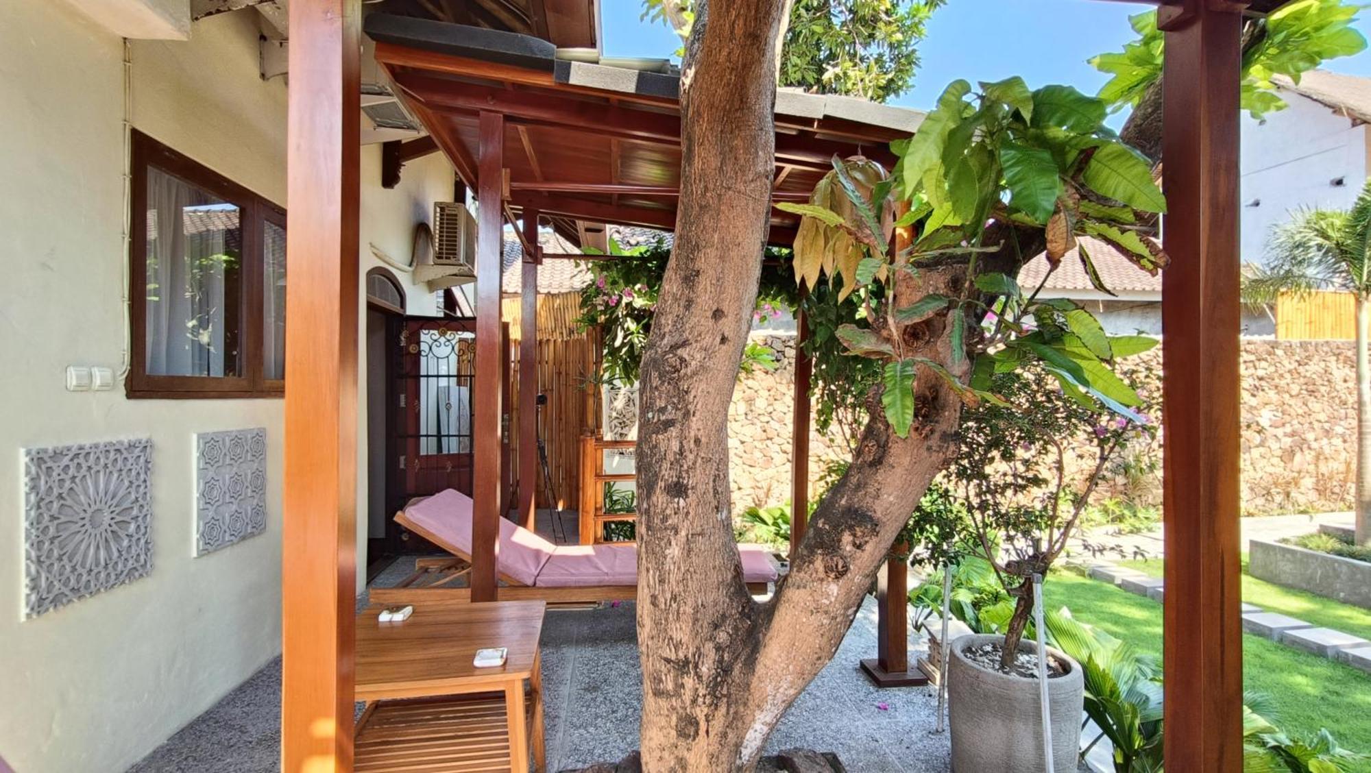 Отель Dalai Tropical Kuta  Экстерьер фото