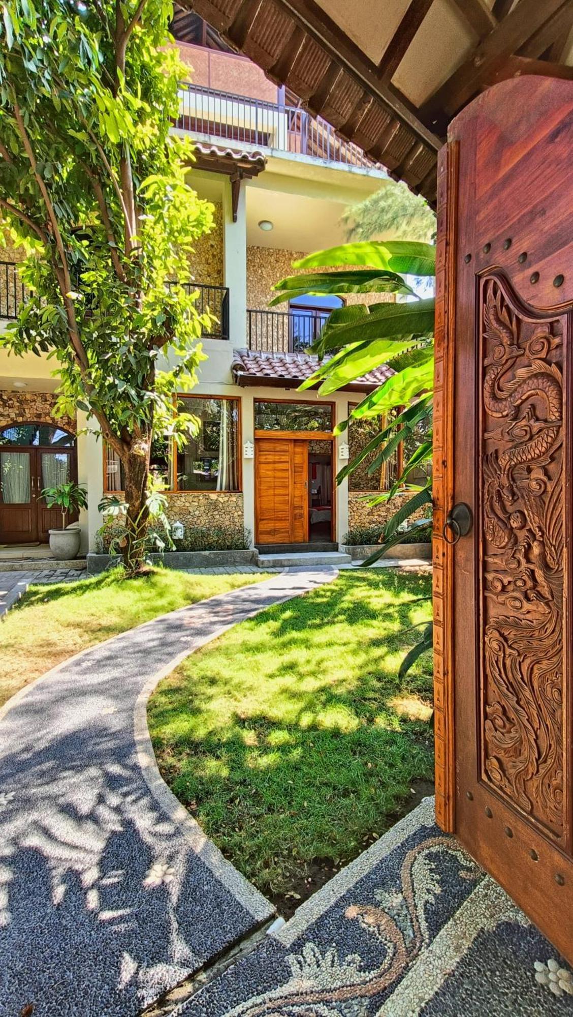 Отель Dalai Tropical Kuta  Экстерьер фото