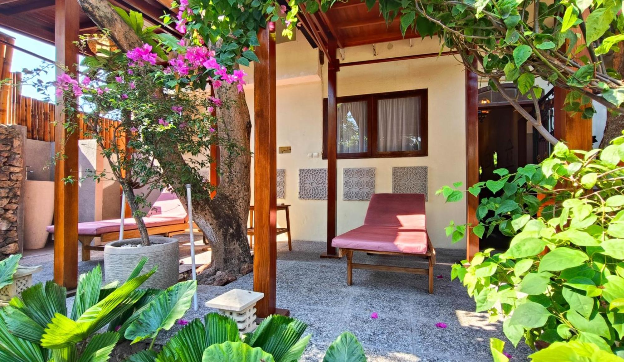 Отель Dalai Tropical Kuta  Экстерьер фото
