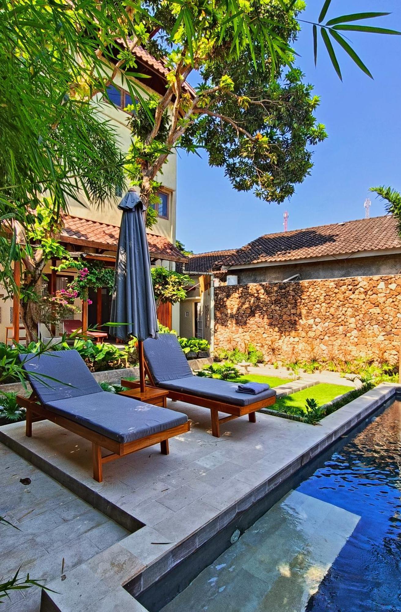 Отель Dalai Tropical Kuta  Экстерьер фото