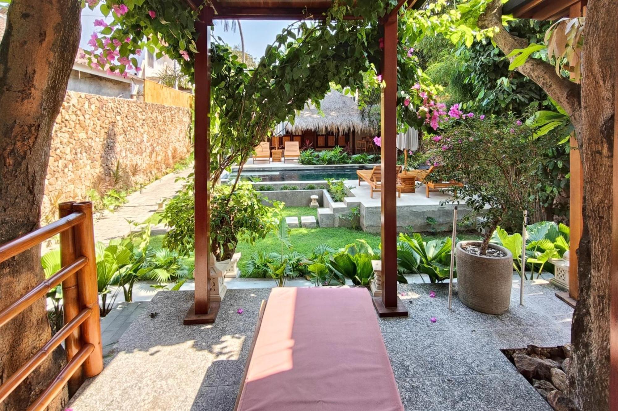 Отель Dalai Tropical Kuta  Экстерьер фото